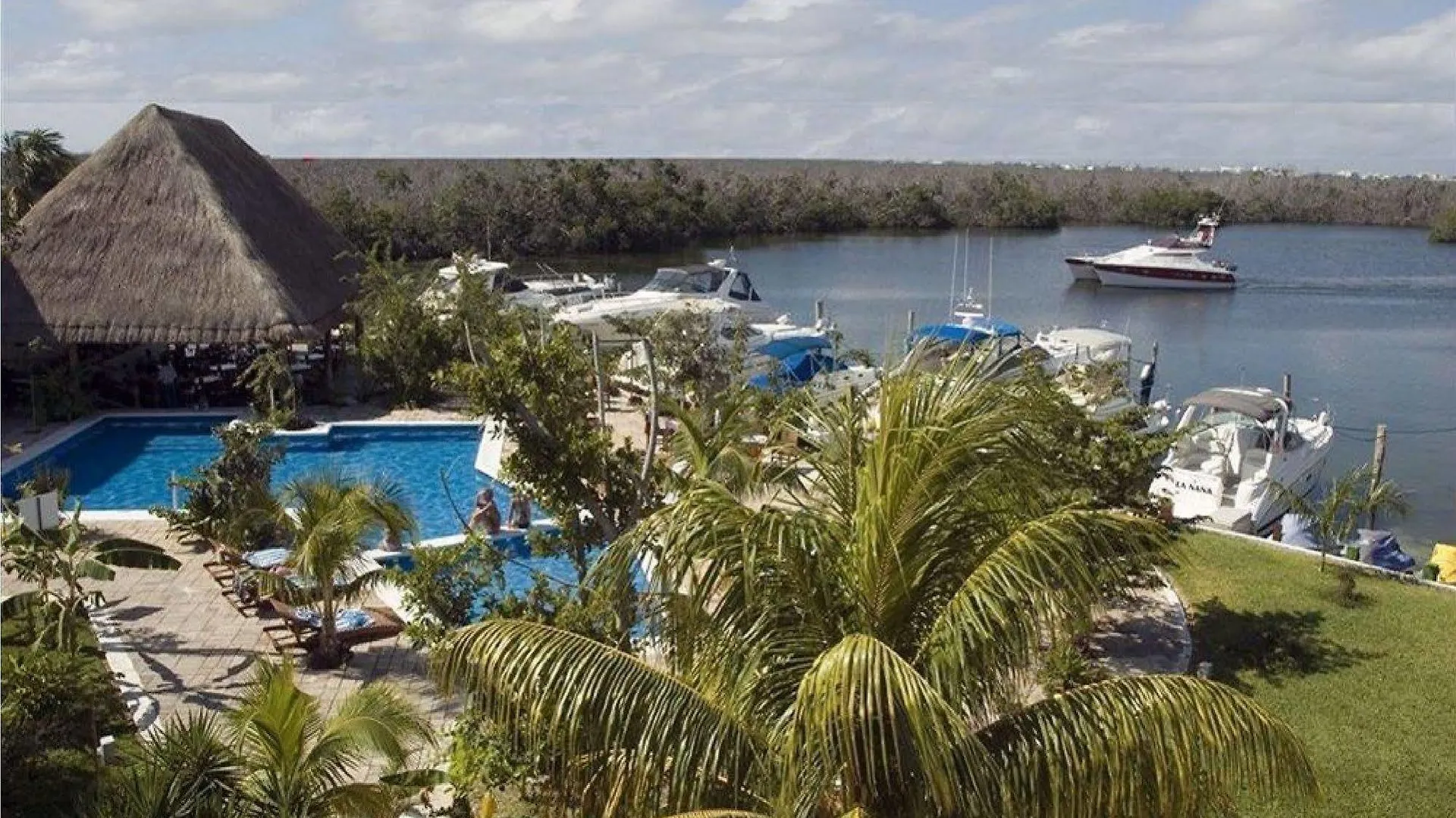 Boat And Bed Ocean View Hotel Cancun